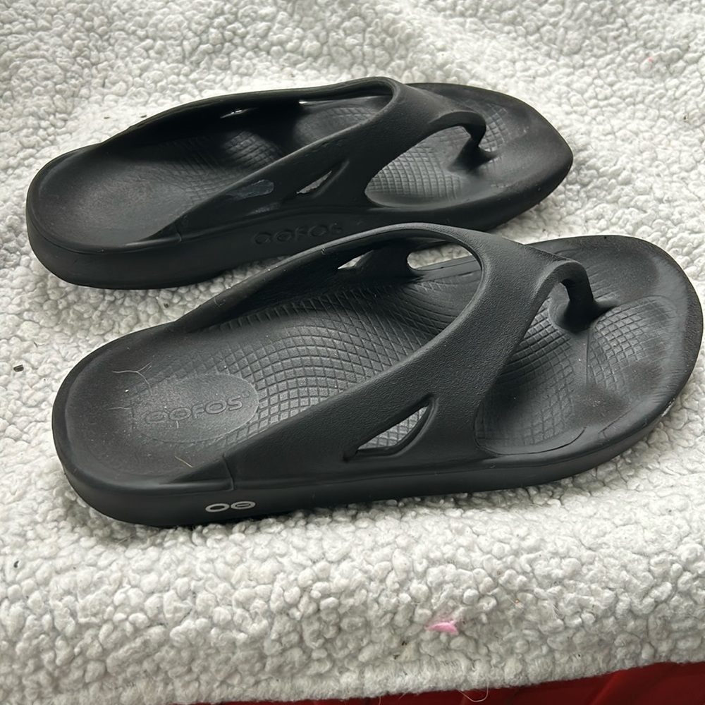 Oofos Black sandals flip flops.